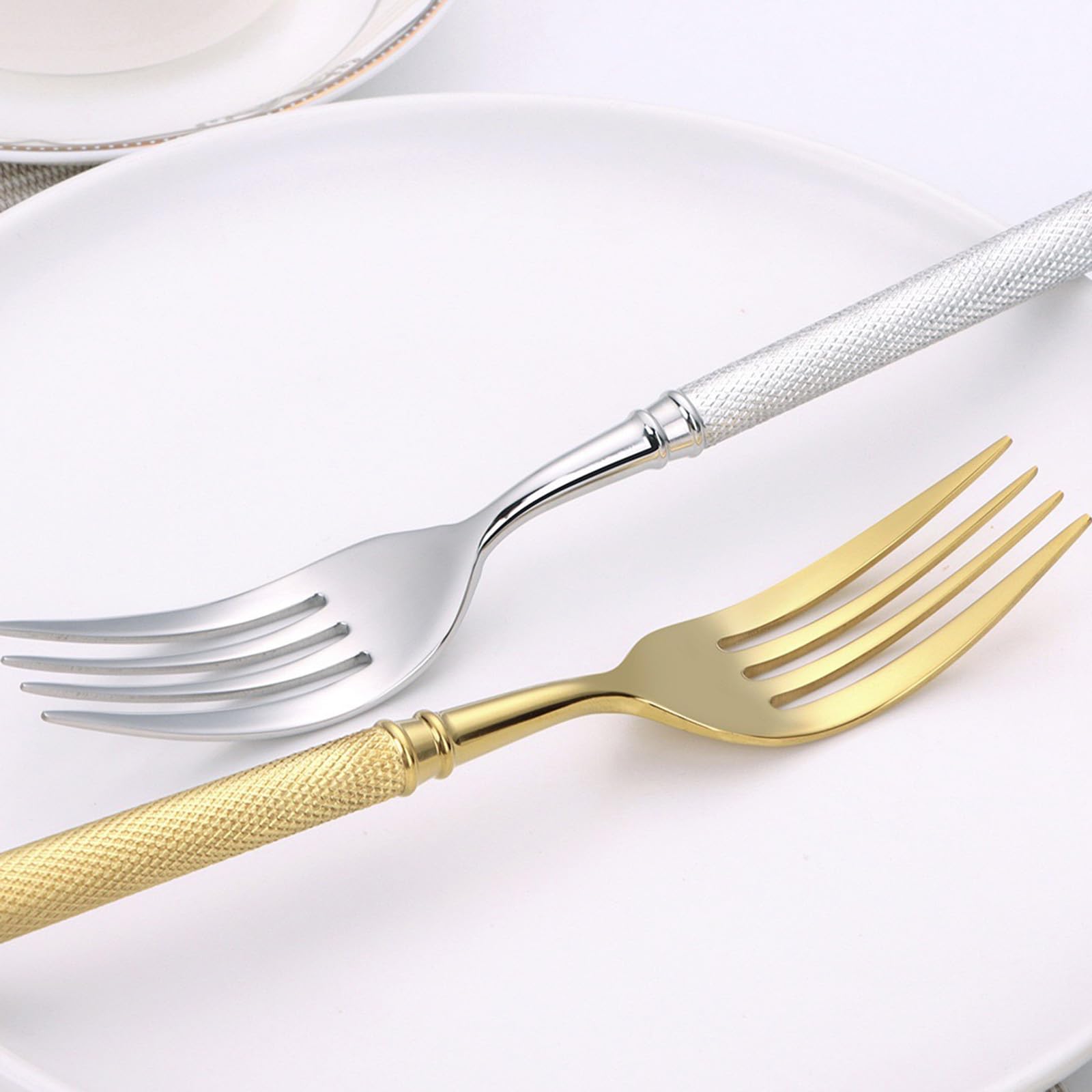 Este Juego de Cubiertos de 40 Piezas para 8 Personas es un Juego de Cubiertos de Lujo, Elegante y Fabricado en Acero Inoxidable 18/8, Ideal para el hogar, la Cocina o el Restaurante. Cuenta