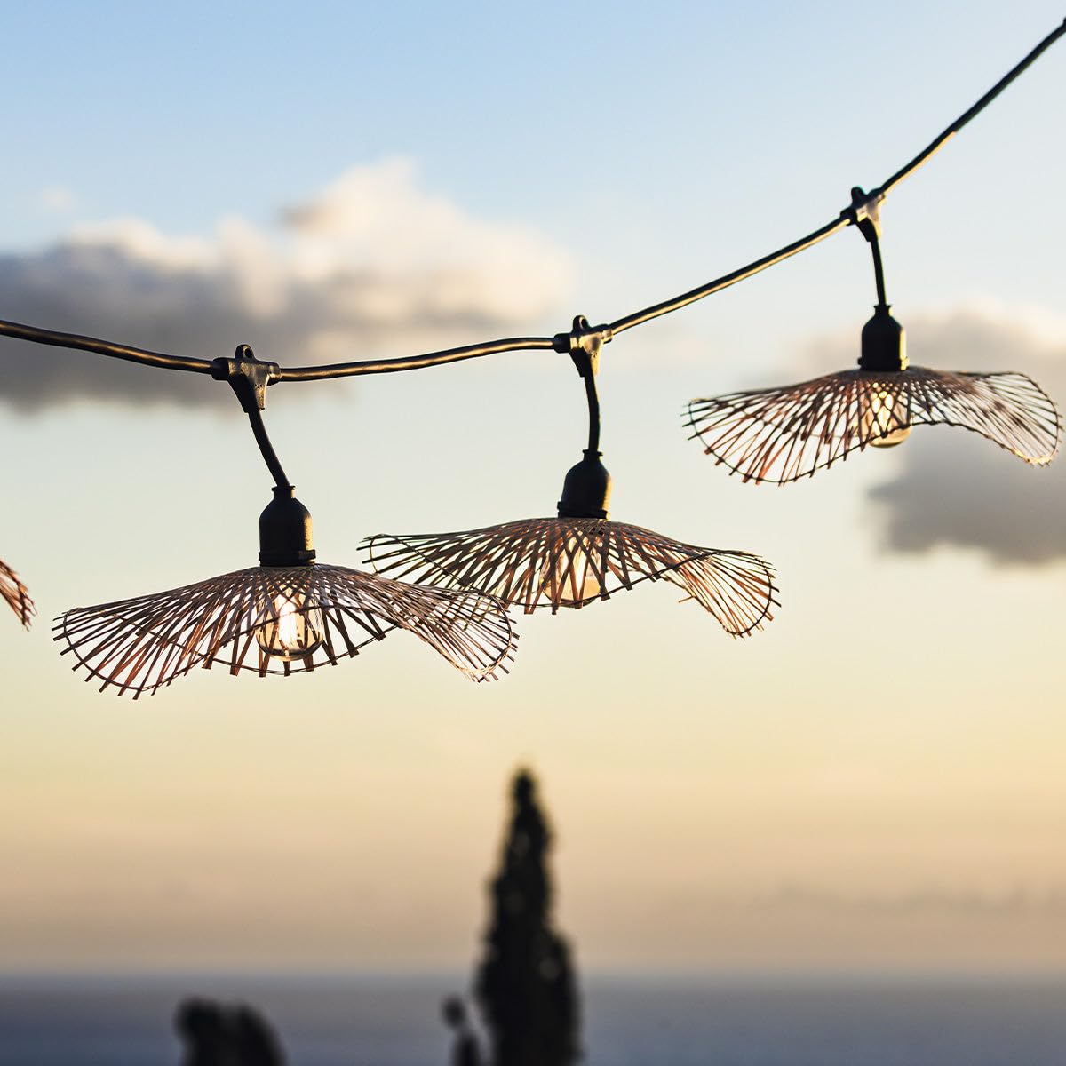 Lumisky Guirnalda de luces conectables para exteriores con pantalla de bambú natural, estilo bohemio, 7 bombillas de filamento, casquillo E27, LED blanco cálido, 6 m