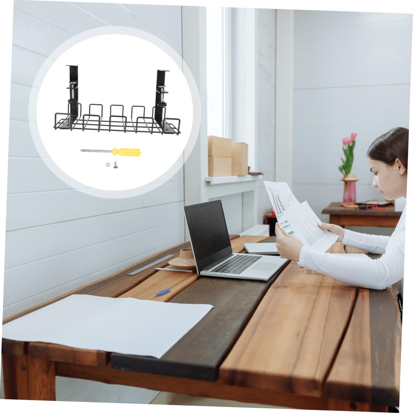 Estante de Almacenamiento de Hierro Negro Construcción Resistente y Montaje bajo Escritorio para Organización de Cables en Oficina o Hogar