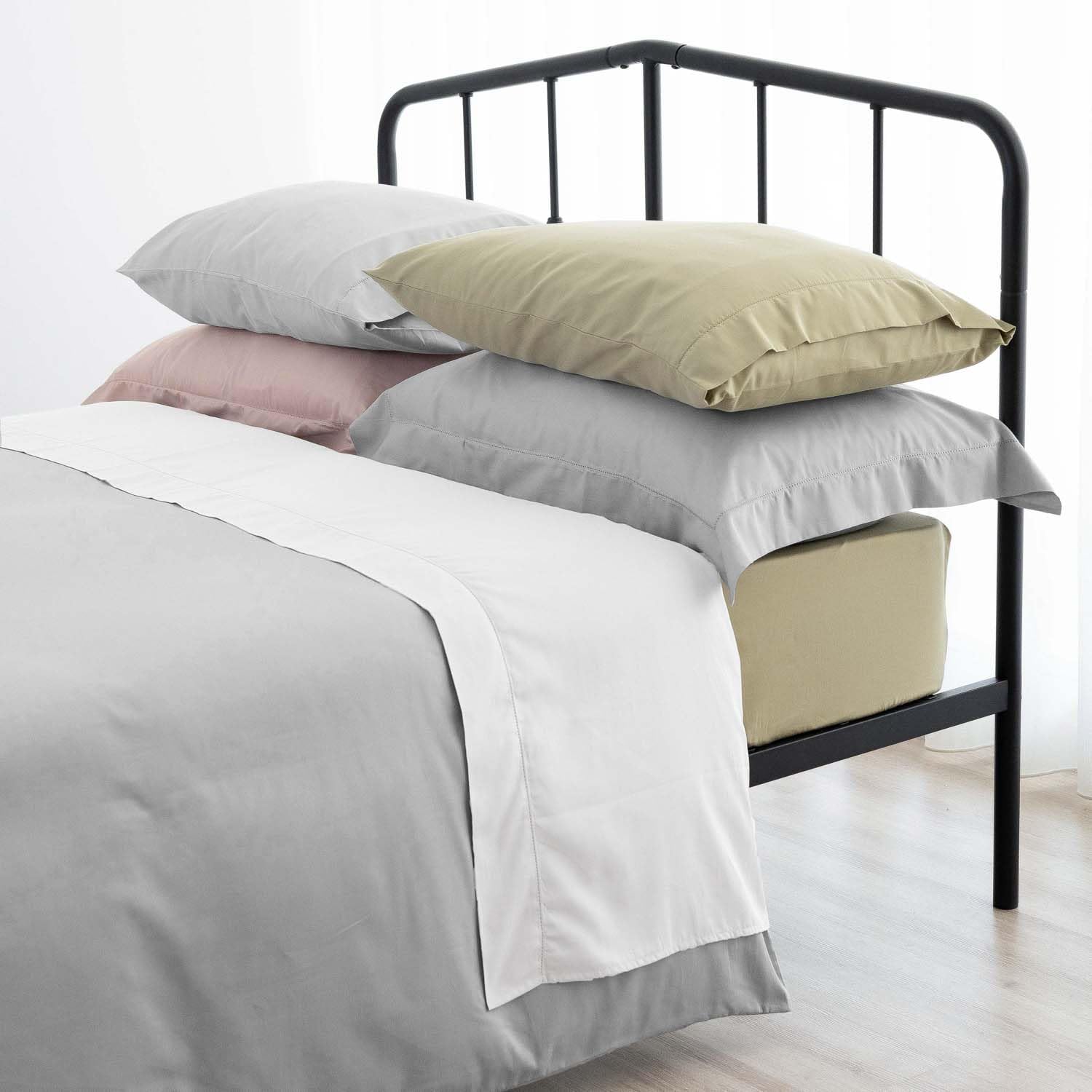 Catherine Lansfield Sateen Moss Green komplet prześcieradeł + 2 poszewki na poduszki + prześcieradło z gumką 240 x 280 + 50 x 85 (2) +160 x 200