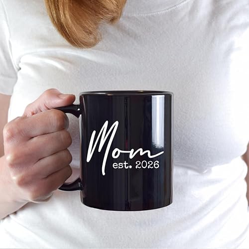 Miniatura 7 de Tipit Drinkware Regalo de embarazo Est 2026  New Mom and Daddy Est 2026 Juego de tazas negras de 11 onzas con The Adventure Begins Onesie (0-3