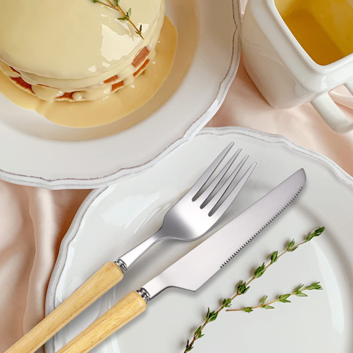 16-częściowy zestaw sztućców kuchennych z drewnianymi uchwytami, składający się z noża i widelca ze stali nierdzewnej oraz łyżki. Nadaje się do gastronomii i gastronomii, w szczególności do steków, K