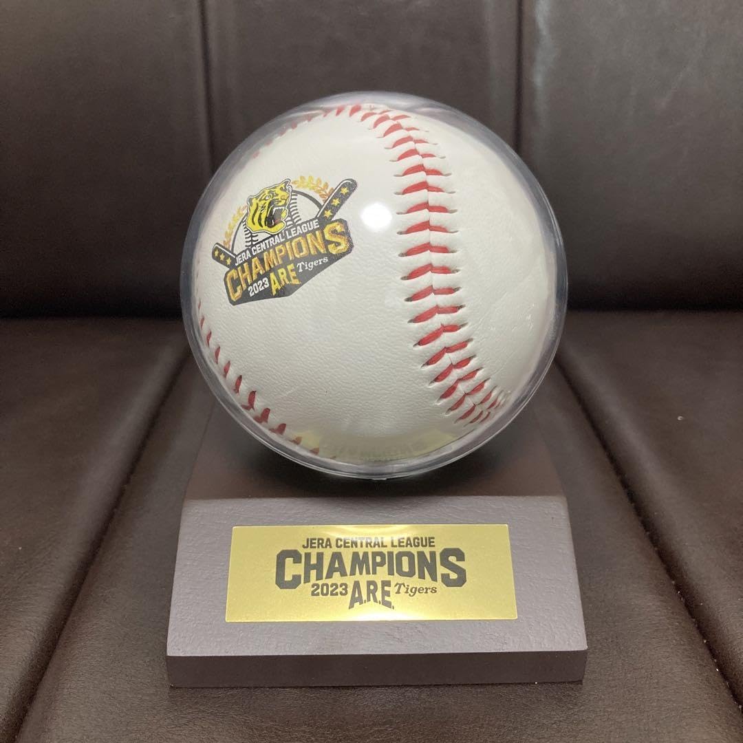 Amazon.co.jp: 阪神 タイガース 優勝記念 ボール ケース付き 岡田彰布 