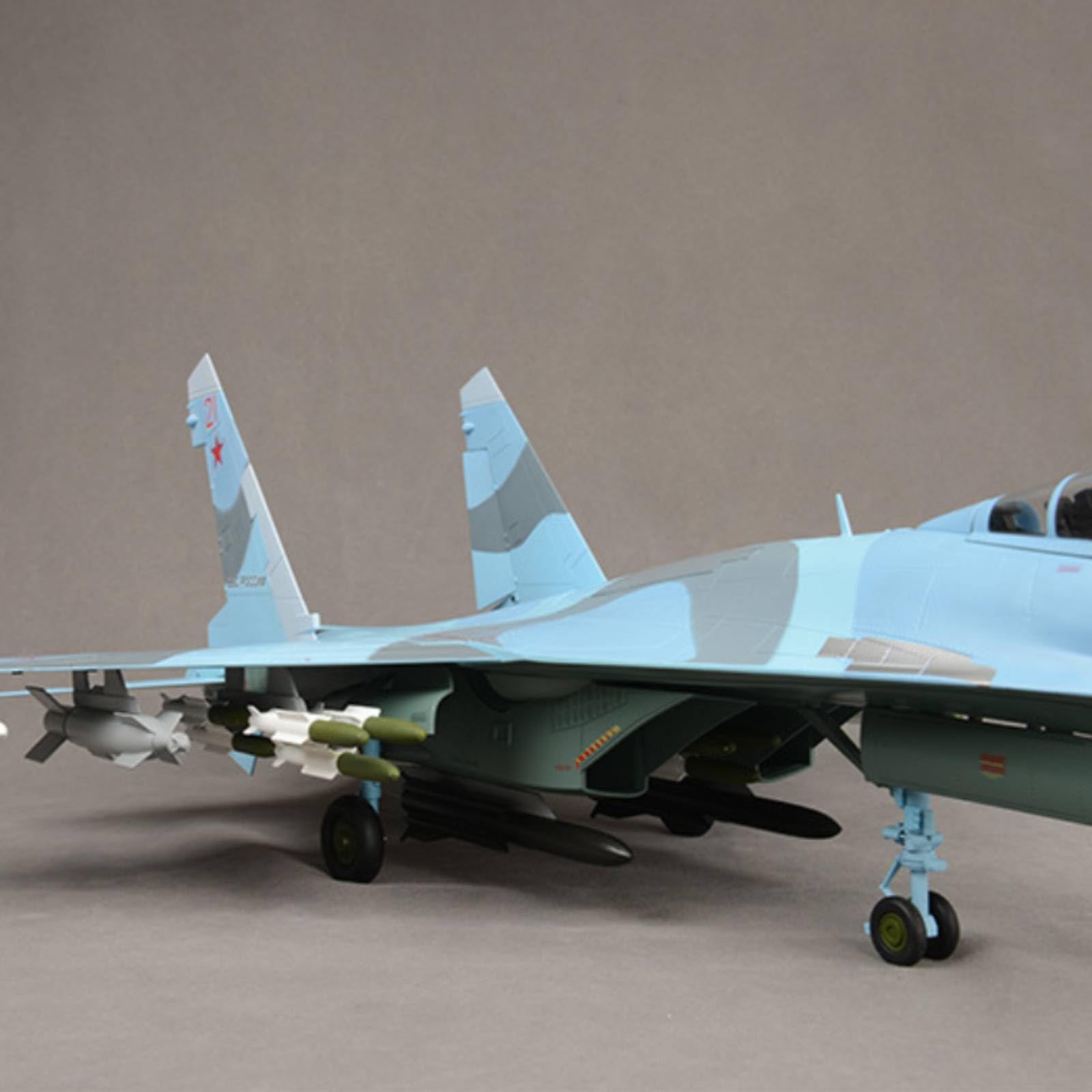 Aereo Militare Modello da Caccia Aeromodello Modellino Diecast in Lega con Appuntito Ugelli Posteriori E Armamenti Esterni Realismo per Appassionati