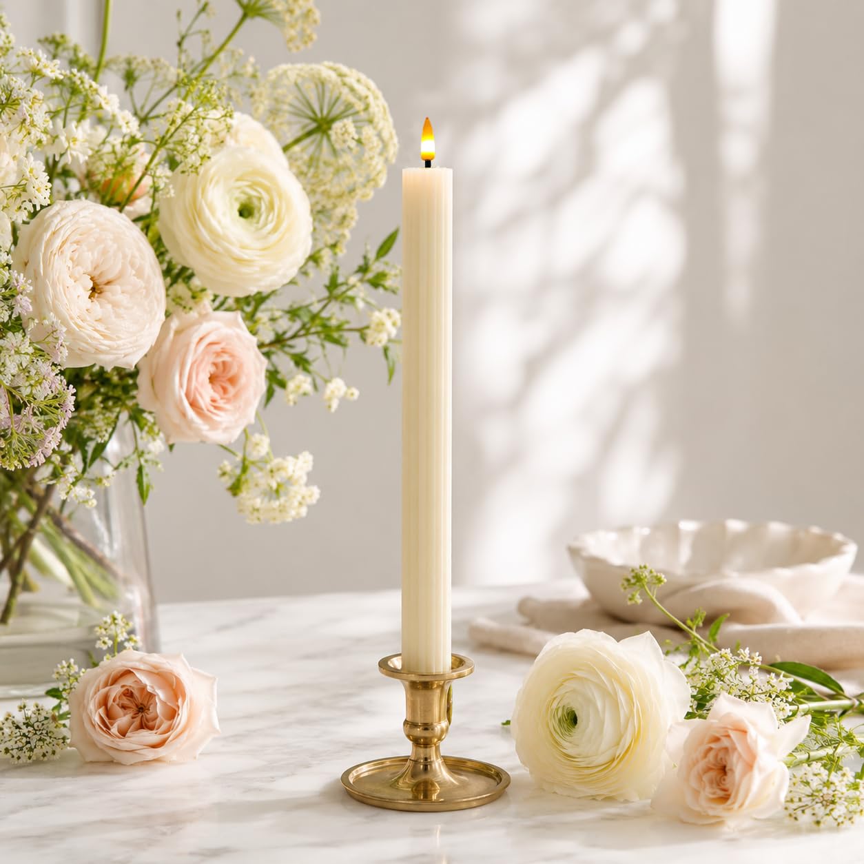 Lot de 6 bougies coniques cannelées rainurées sans flamme, blanc ivoire, 24 cm, bougies vacillantes avec télécommande et minuteur, bougies LED en cire véritable à piles pour fête de mariage