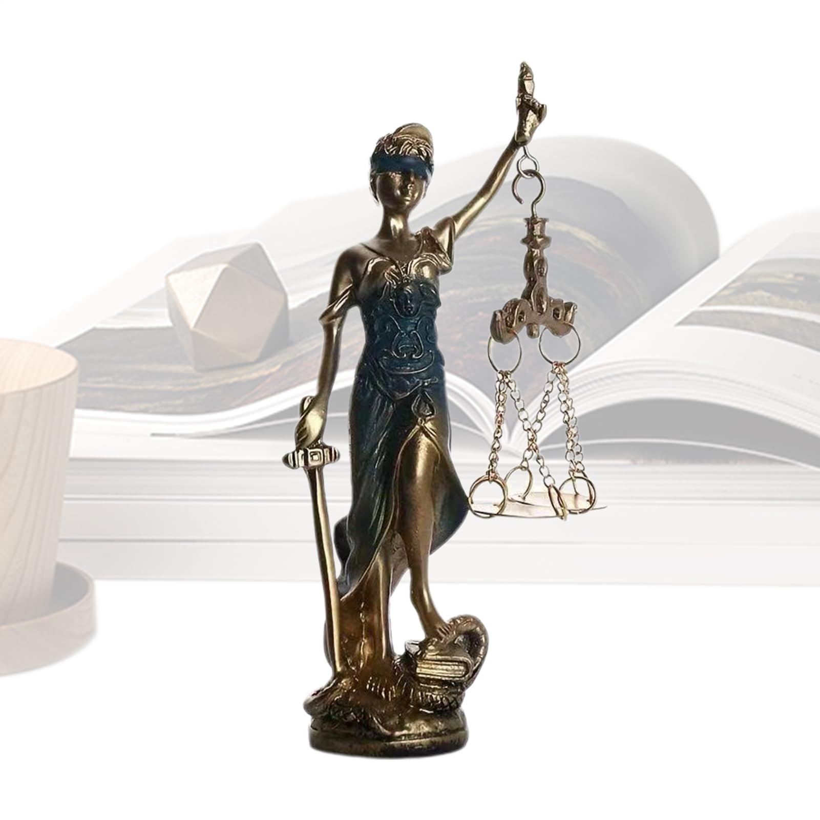 Statue équité et justice pour rompre la monotonie d'un bureau vide
