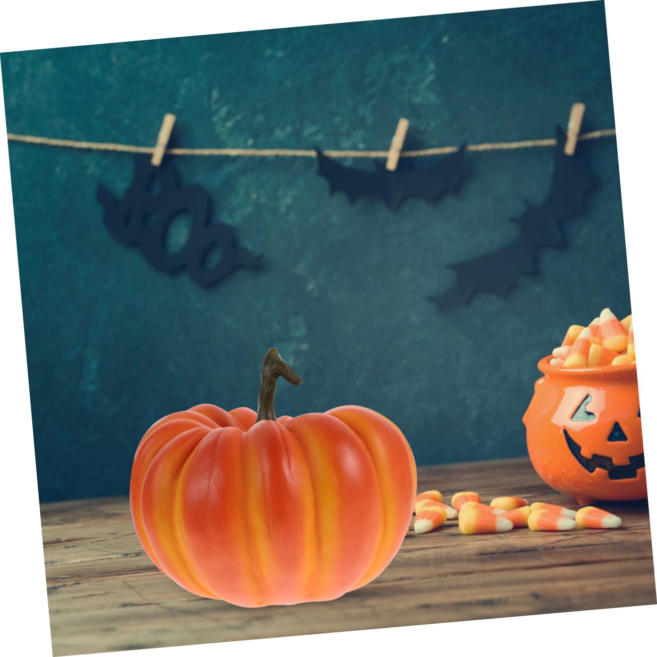 VANZACK Künstlicher Kürbis aus Kunstharz mit Realistischer Form und Handgefertigtem Design Dekorative Herbstdeko für Halloween Atmosphäre im Innen und Außenbereich