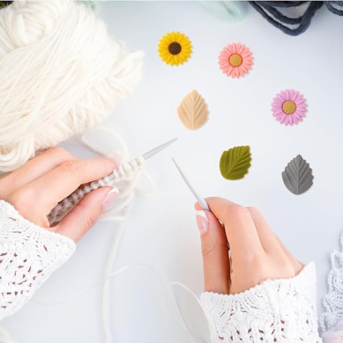 Miniatura 6 de ZEYIYER 16 tapones de aguja de tejer, protectores de punta de aguja de tejer de silicona, lindas tapas de aguja de punto de margarita y hojas,