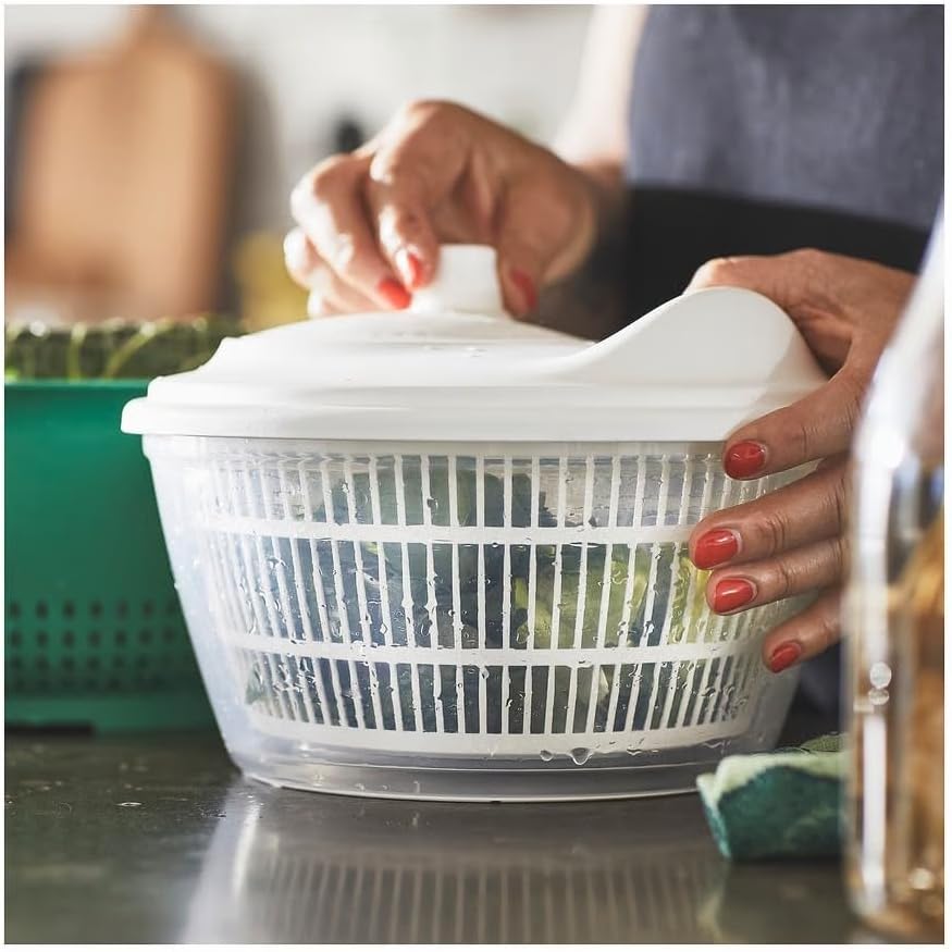 Hand spinning the IKEA TOKIG Salad Spinner
