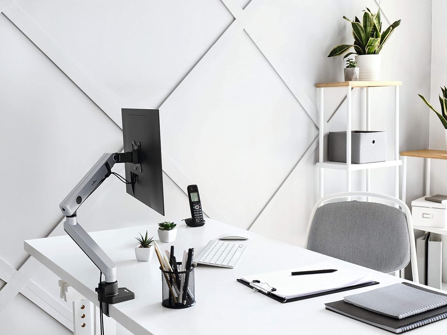 Durable Monitor Mount Select for 1 Screen - Monitor Stand with Clamp for Desks - VESA 75/100 - for Screens Upto 32 Inches - Height Adjustable, Rotate & Tilt - Securely Holds Screens Upto 8KG