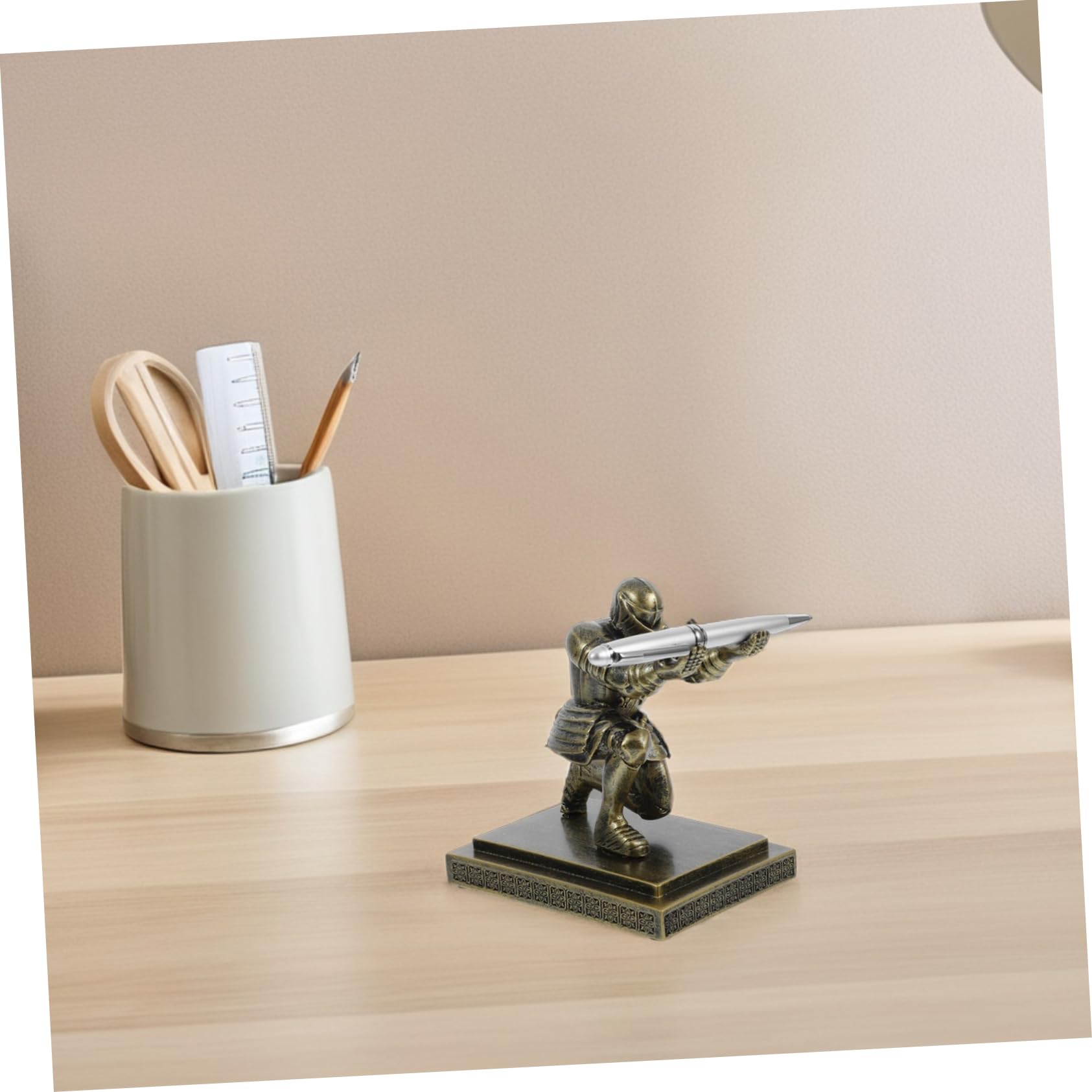 OSALADI Espositore Portapenne Da Scrivania Portapenne Forma Di Soldato Romano Supporto Per Pennelli Da Trucco e Penne Decorazione Unica Per Ufficio e Casa Materiale Resistente Base Pesante