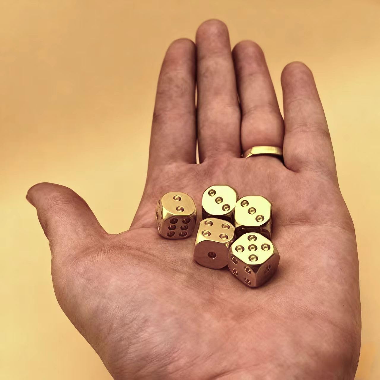 Set di 5 dadi classici in ottone massiccio, dadi portatili in rame per famiglia, campeggio, feste per adulti, dadi da gioco pesanti lucidati con eccellente tocco in mano