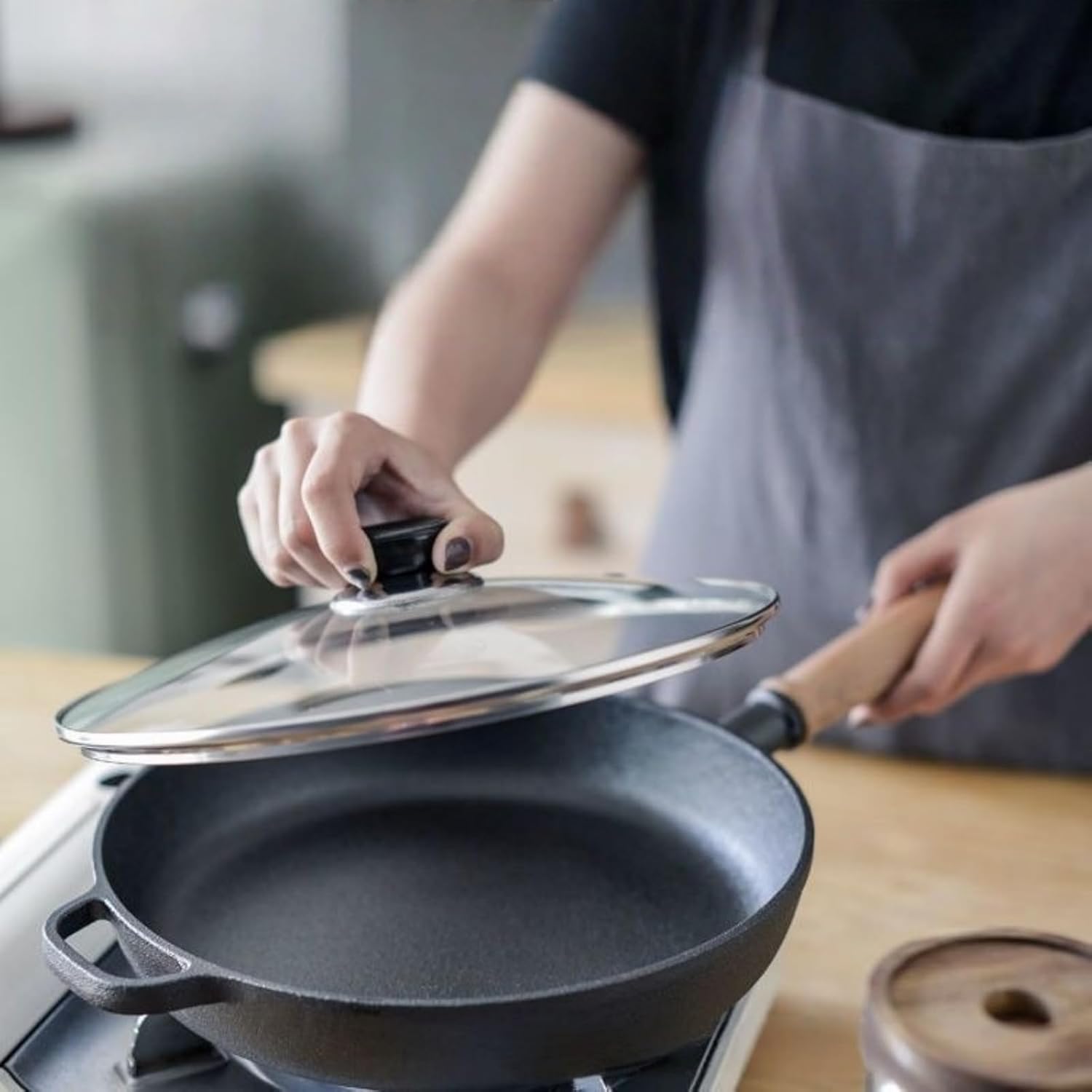 Cast Iron Skillet with Lid 11.42 Inch Frying Pan with Glass Lid Safe Grill Cookware for Indoor & Outdoor Use