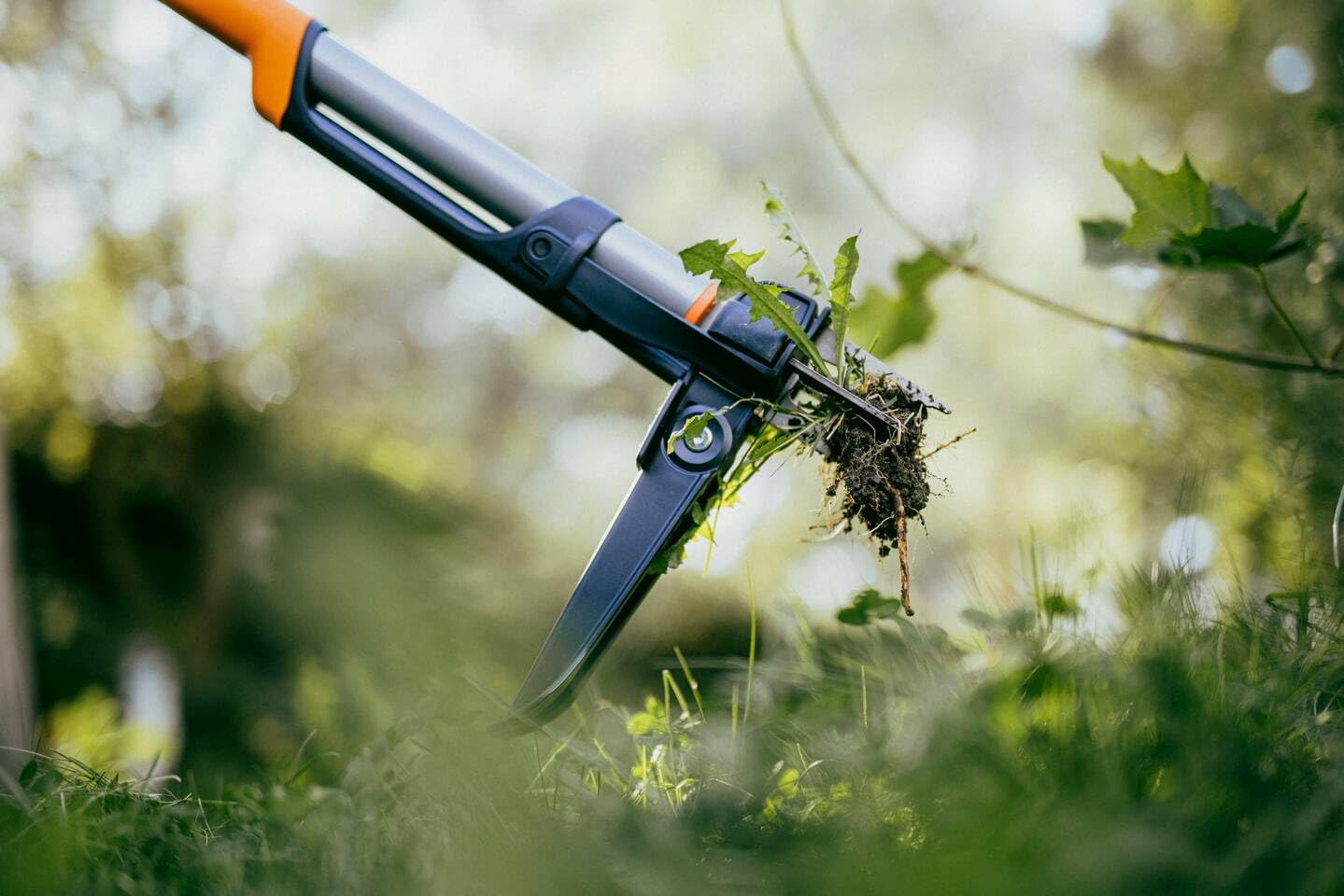 Fiskars Ergonomic Estirpatore di Erbacce | Impugnatura Ergonomica Offset, Sistema di Espulsione, Pedana Pieghevole, Nero/Arancione, 1082708
