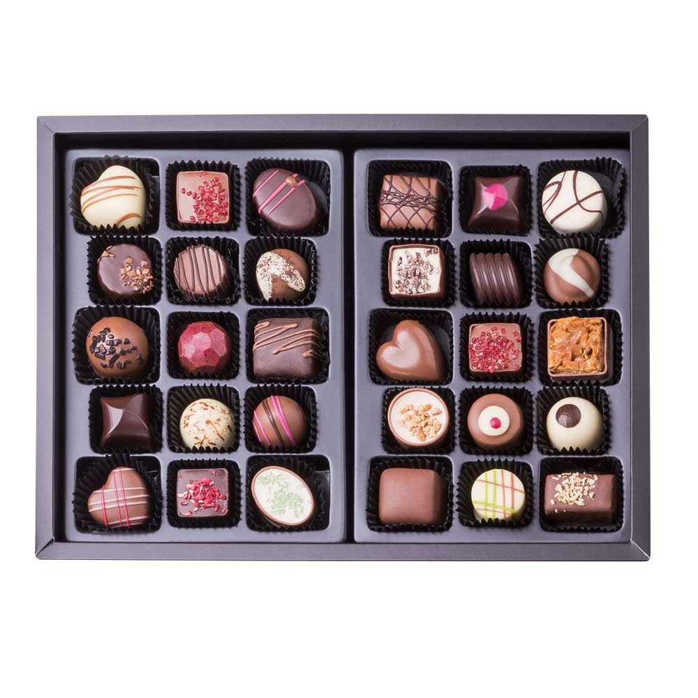 ChocoPostcard Maxi - Rot - Pralinen - 30 Pralinen in einer Foto-Schachtel | Geschenkidee | Geschenk | Schokolade | Pralinen | Frau | Mann | Geburtstag | Frauentag | Präsent | Überraschung | Souvenir