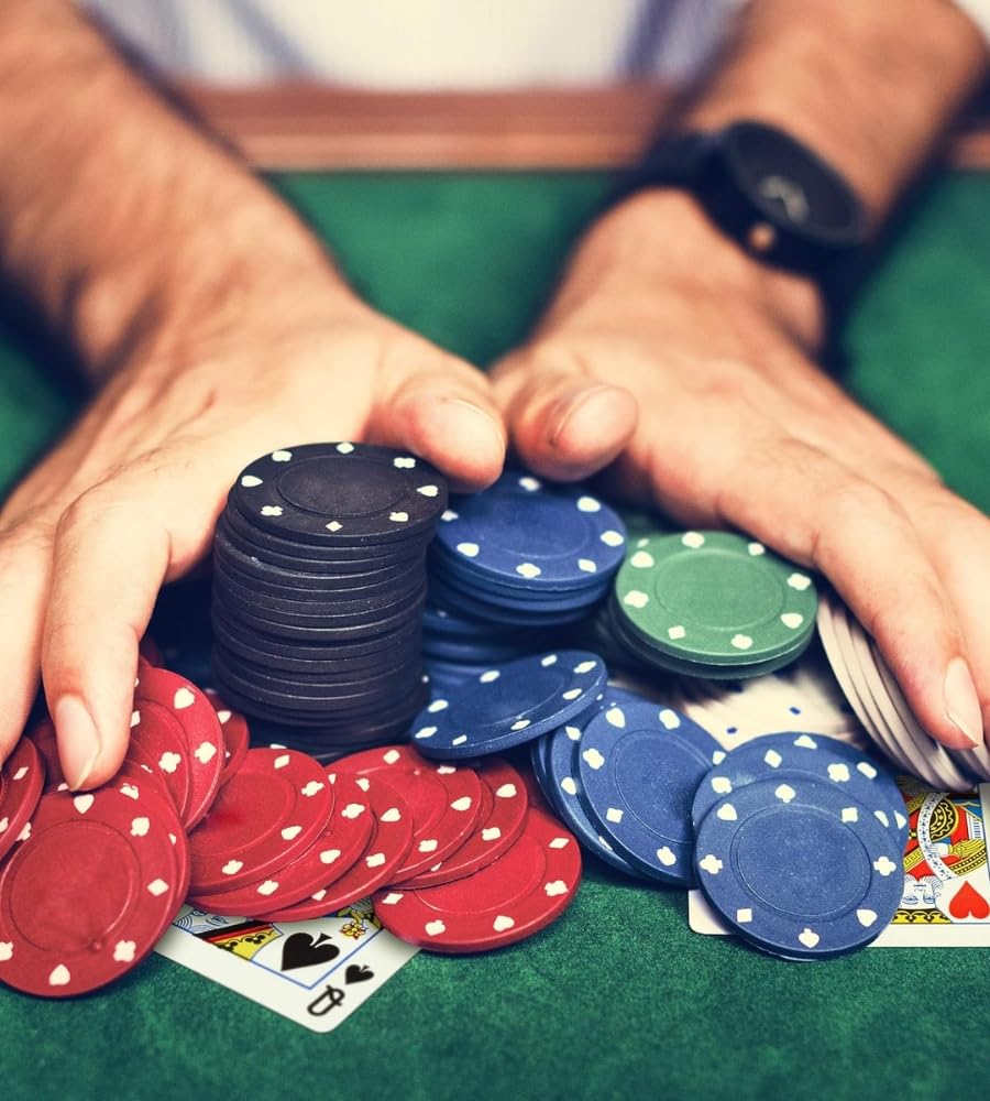 Generico Set da Poker da 200 Fiches, Set da Texas Holdem e Black Jack, Set di Fiches da poker con Tappetino Carte da gioco Porta Fiches, Bottoni Dealer Buio, Set in Scatola di Latta