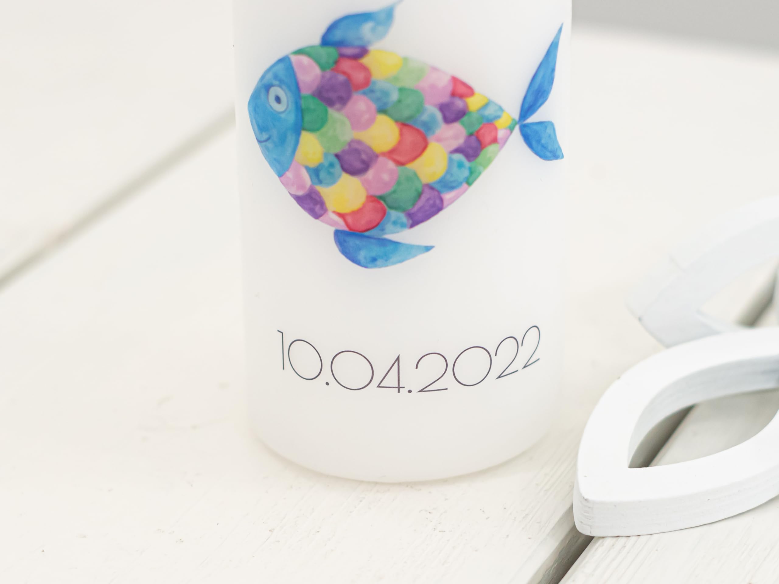 Taufkerze mit Designdruck Fisch personalisiert mit Name und Datum, individuell für Junge und Mädchen