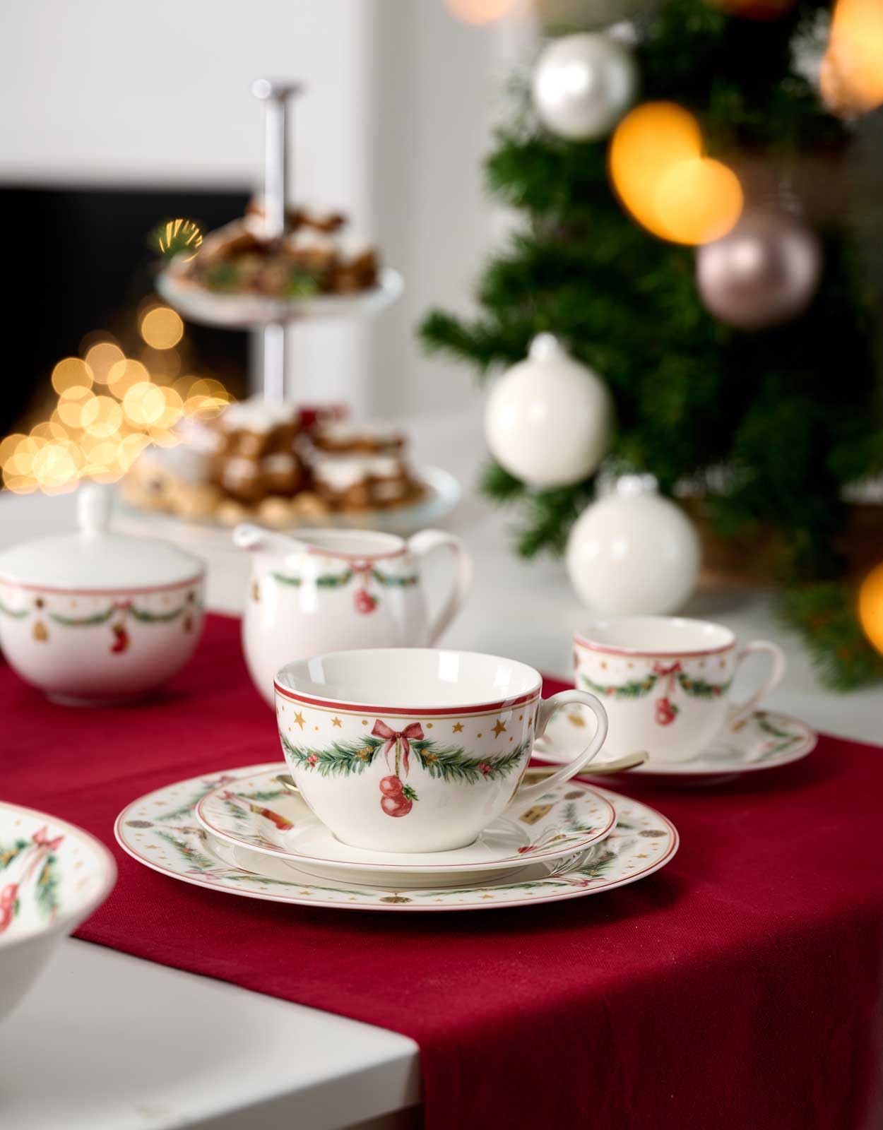 Ritzenhoff & Breker Holly Kaffeeservice 18-teilig für 6 Personen – Weihnachtsgeschirr aus Porzellan im Retro-Design – spülmaschinenfest & mikrowellengeeignet – Weiß/Rot/Grün