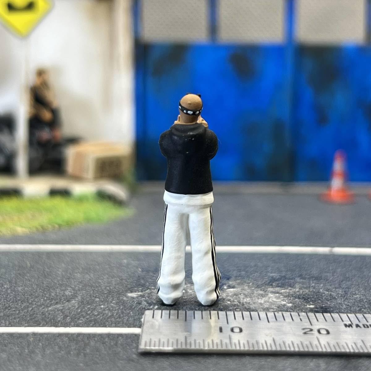 Amazon | 1/64 スケール 中指を立てる黒人男性 フィギュア ミニチュア