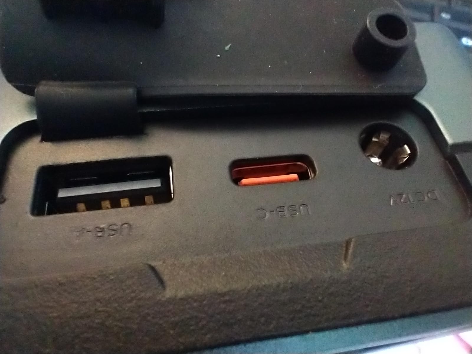 Das mitgelieferte USB-C-Kabel kann zuverlässig 65 Watt liefern