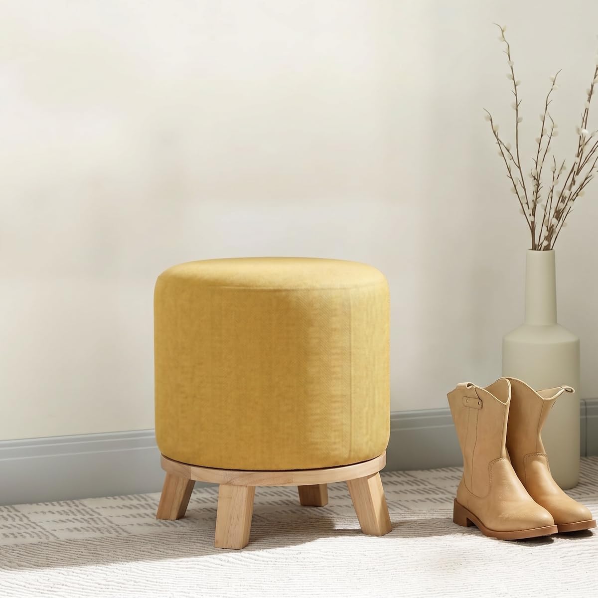 Puff Taburete Redondo tapizado en Chenilla Mostaza con Patas de Madera de 40x45 cm. Úsalo como reposapies o Asiento para tocador. Incluye Patas de Madera de 10 cm. Resiste 100 kg.