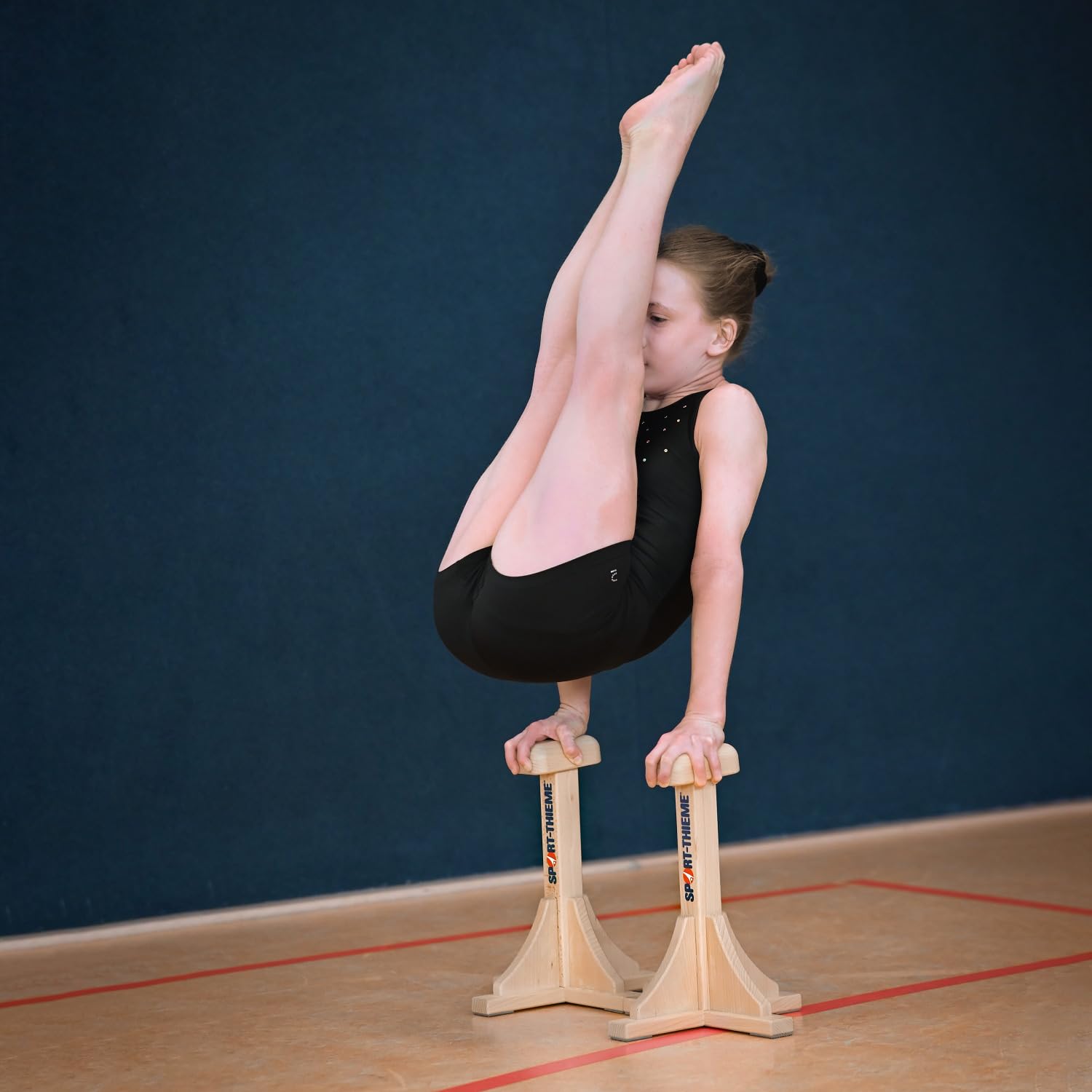 Sport-Thieme Handstandständer Akrobatik | Buche | Stabiler Stand für Turnen & Akrobatik | Ergonomisch abgeschrägte Handauflagen | 30x30x36,5 cm