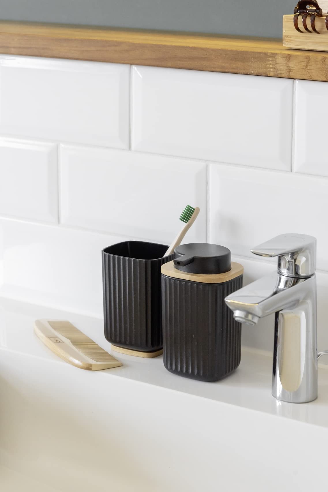 WENKO Dispensador de jabón Rotello, dosificador recargable con capacidad de 250 ml, en plástico de calidad óptima y detalles de bambú, apto para lavavajillas, 8,9 x 12,7 x 7,5 cm, negro/natural