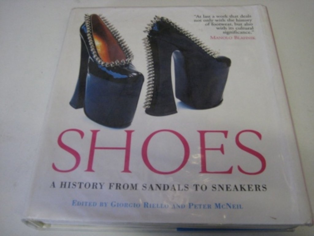 Shoes A History from Sandals to Sneakers Amazon.co.uk Riello, Prof