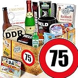 13 OSTPRODUKTE im GESCHENKSET: Pfeffi Likör, Held der Arbeit Flaschenöffner, Gurken Snack Get One, Erichs Rache Likör 40ml, Kondom JP, Zollstock Held der Arbeit, Lufterfrischer DDR weiß schwarz, Flasche Überraschungsbier (z.B. Lübzer - wir behalten uns in Einzelfällen vor auch andere ähnliche Biermarken zu versenden), Held der Arbeit Urkunde, Rotkäppchen Sekt Piccolo 0,2l, Taschenkamm, Tasse Held der Arbeit, Scomber Mix 120g Rügenfisch - inkl. anlassbezogener Geschenkverpackung