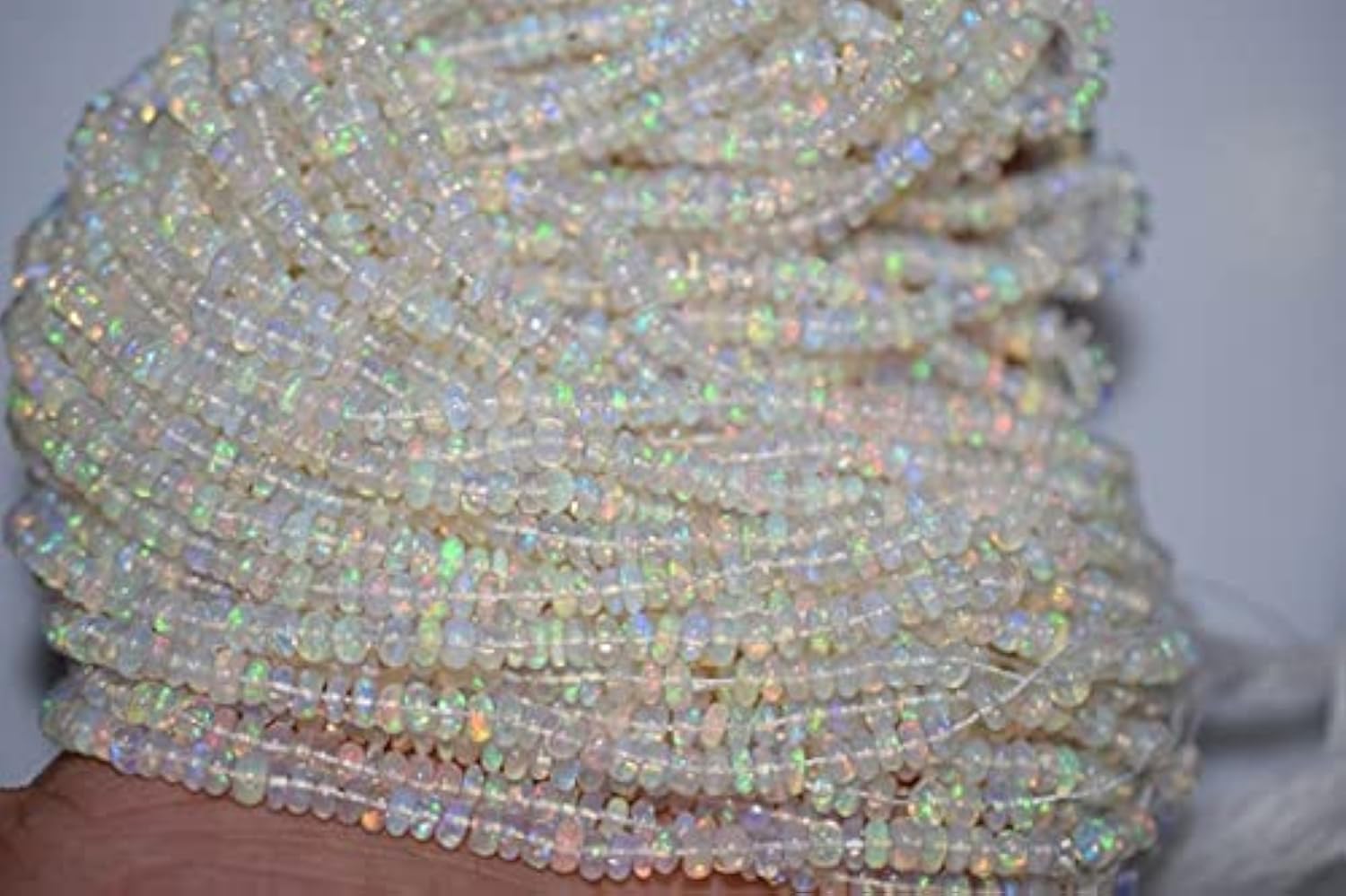 Opale d'Éthiopie en perles rondelles de 4mm, l'éclat précieux d'un rang de 16"