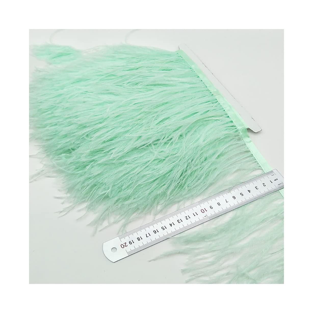 Frange plumes d'autruche vert menthe 9m pour décoration mariage
