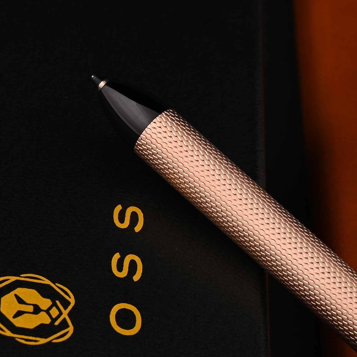 Cross Tech3+ Szczotkowane różowe złoto PVD długopis wielofunkcyjny z rysikiem i rysikiem 0,5 mm