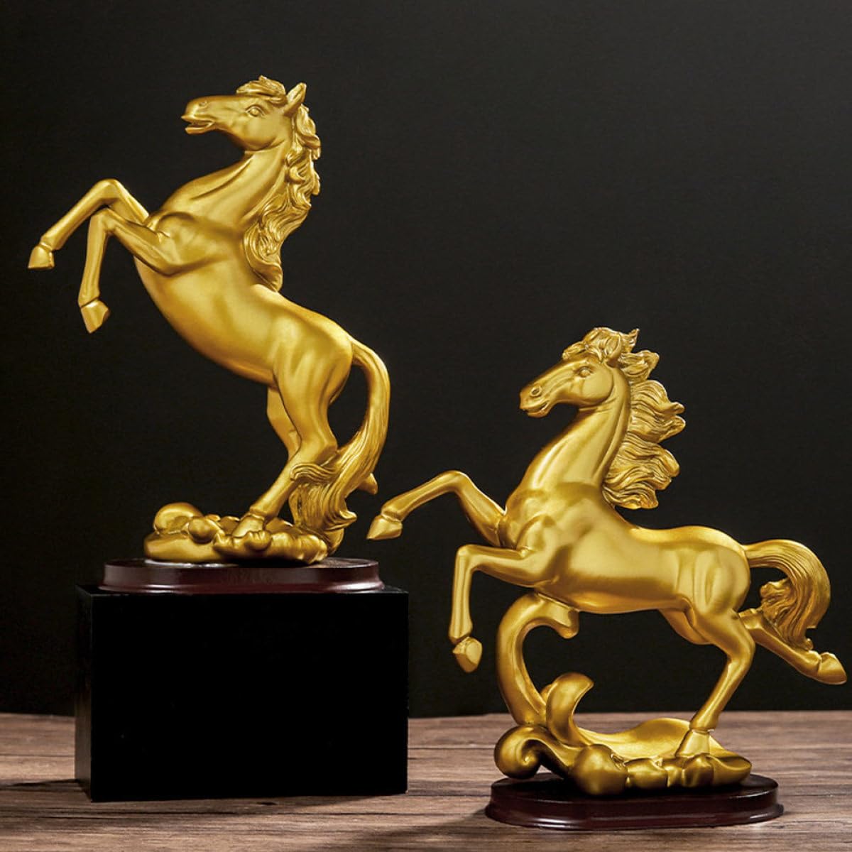 Pferdestatue aus Kunstharz in Goldener Farbe Stilvolle und Glänzende Pferdefigur zur Wohn und Bürodekoration für Regale und Vitrinen