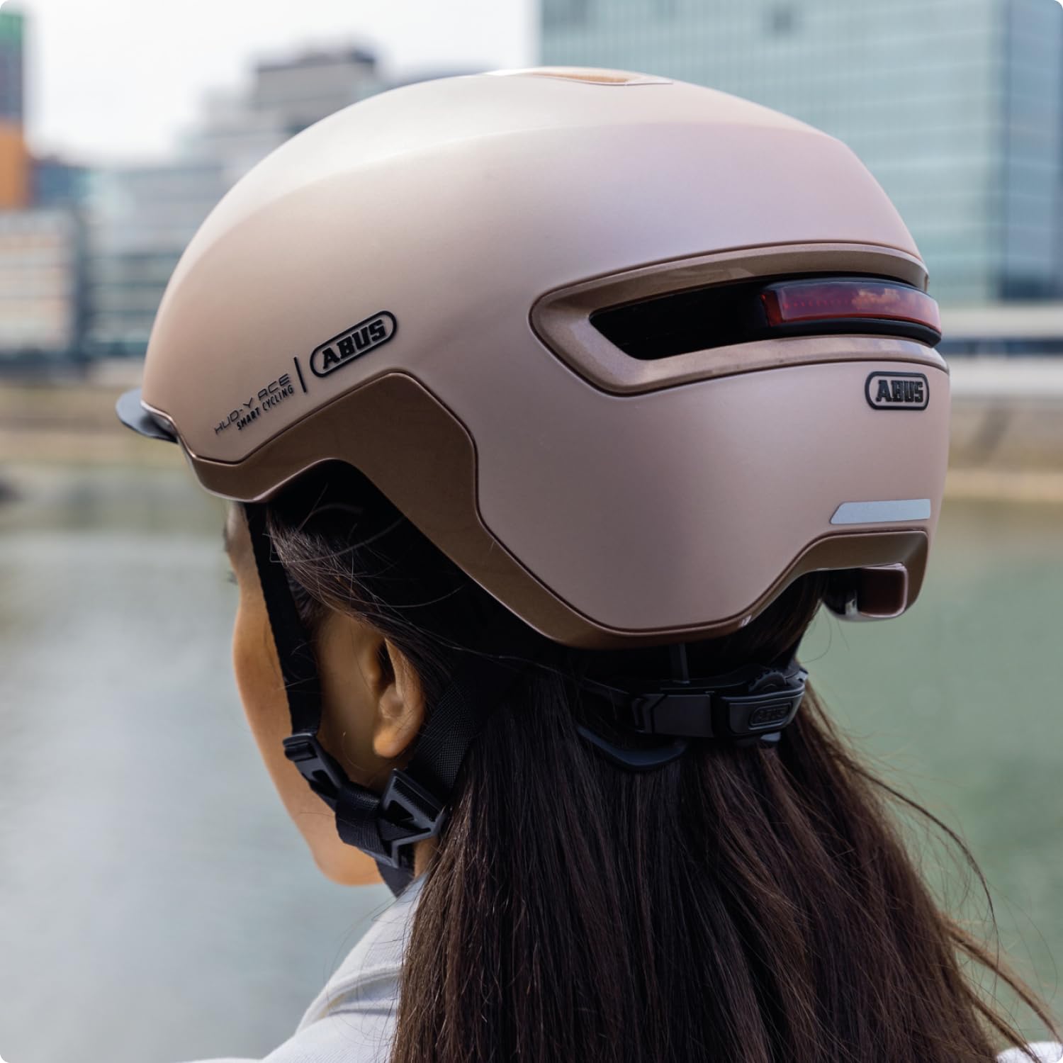 ABUS Urban Helm HUD-Y - mit magnetischem, aufladbarem LED-Rücklicht & Magnetverschluss - Cooler Fahrradhelm für den Alltag - für Damen und Herren