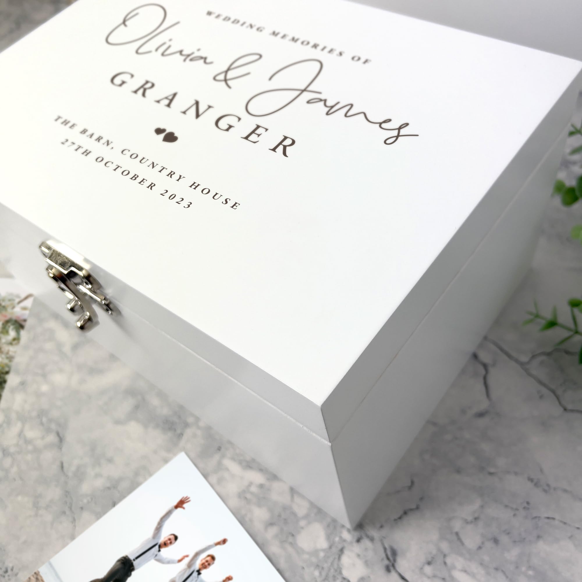 Caja de recuerdos de boda personalizada de madera blanca | Línea superior, nombres personalizados, apellidos, ubicación y fecha | regalo de boda | 30 cm x 23 cm x 18 cm