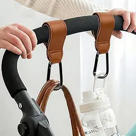 2 ganchos para carrinho de bebê, ganchos para pendurar bolsas de fraldas, ganchos multiuso para sacolas de compras de supermercado, tiras de couro vegano premium (marrom)