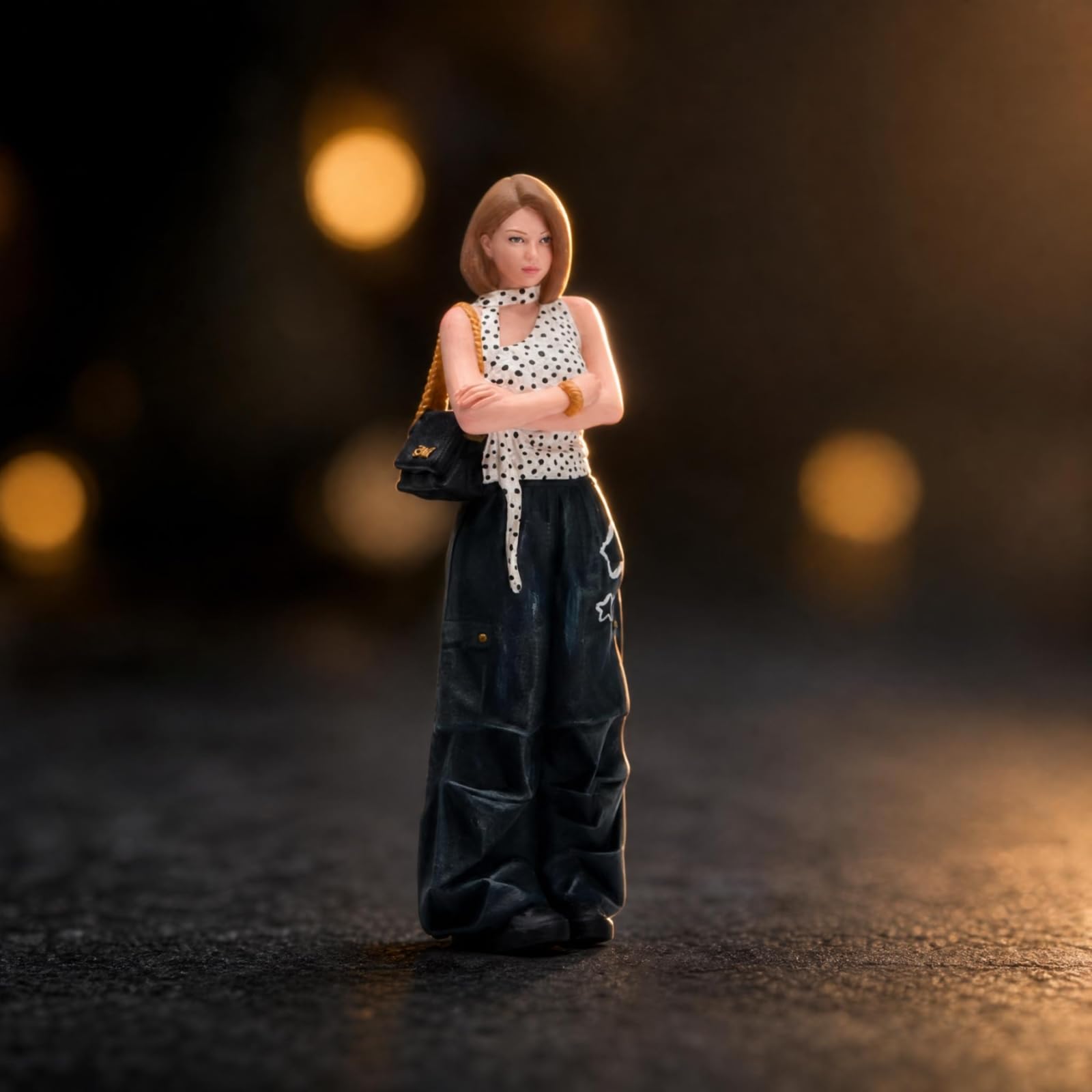 Frauenfigur 1:18 verschränkte Arme stehende Frauenfigur detailreich bemalte Miniaturfiguren