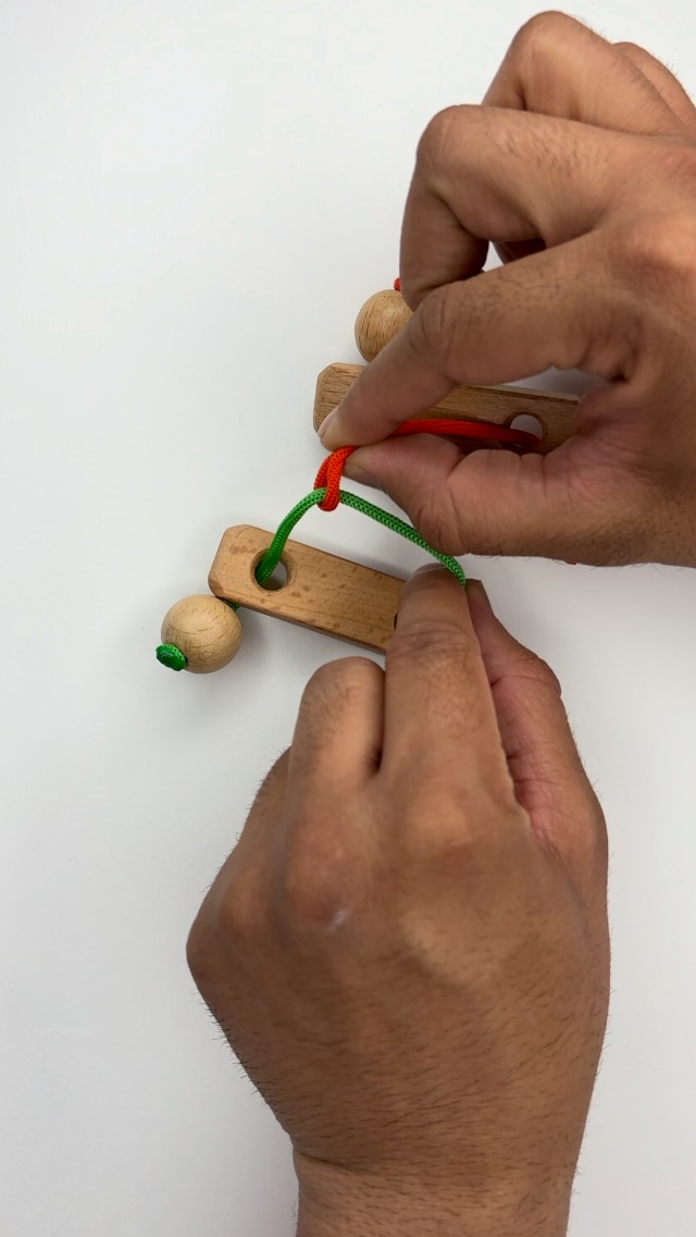 シュ一2Tom Tit Tot & The Three 絵本セット Mother Touch Toys Wooden String Puzzle Set (10 Pcs) with 20