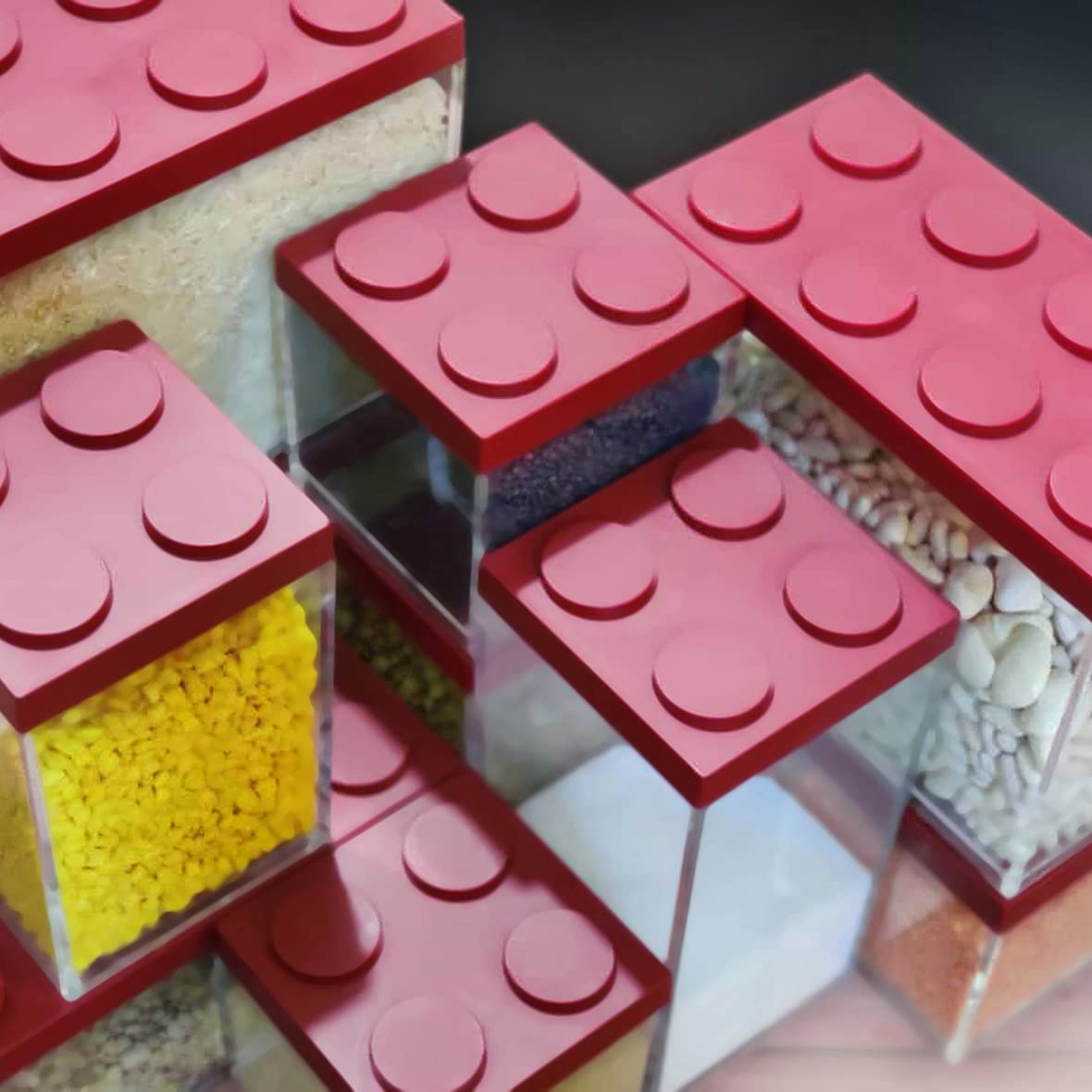 OMADA Set 4 Portaspezie + 3 Contenitori per Alimenti, Coperchio Mattoncino | Set Misto di 3 Contenitori Trasparenti Impilabili e 4 Porta Spezie, Collezione Brickstore