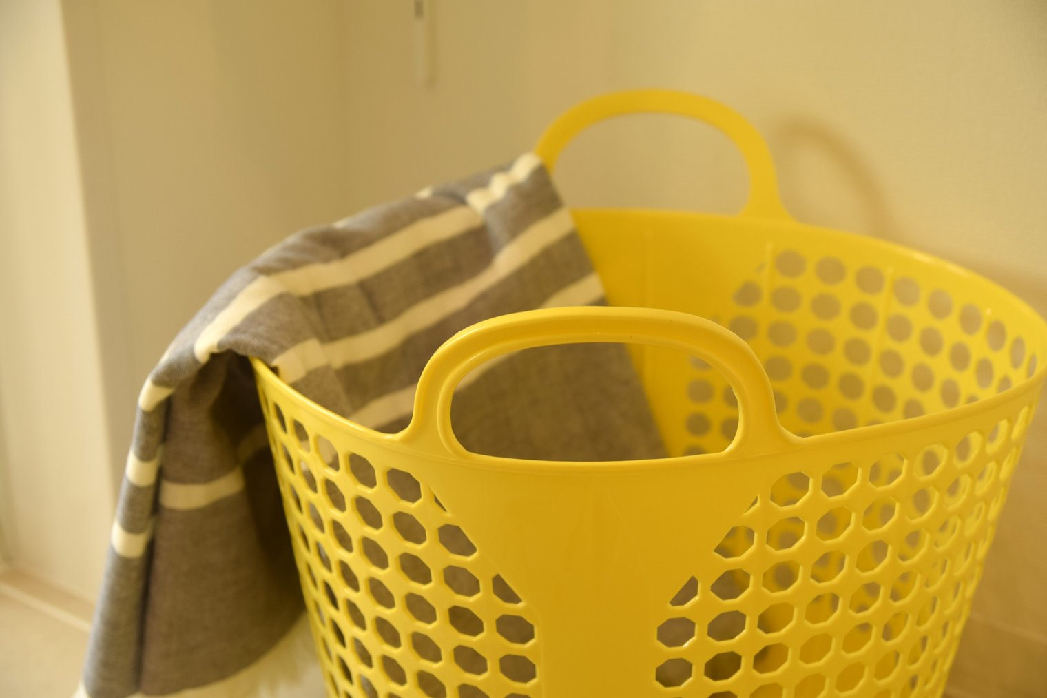 Amazon｜伊勢藤(ISETO) ランドリーバスケット ナイスラック イエロー