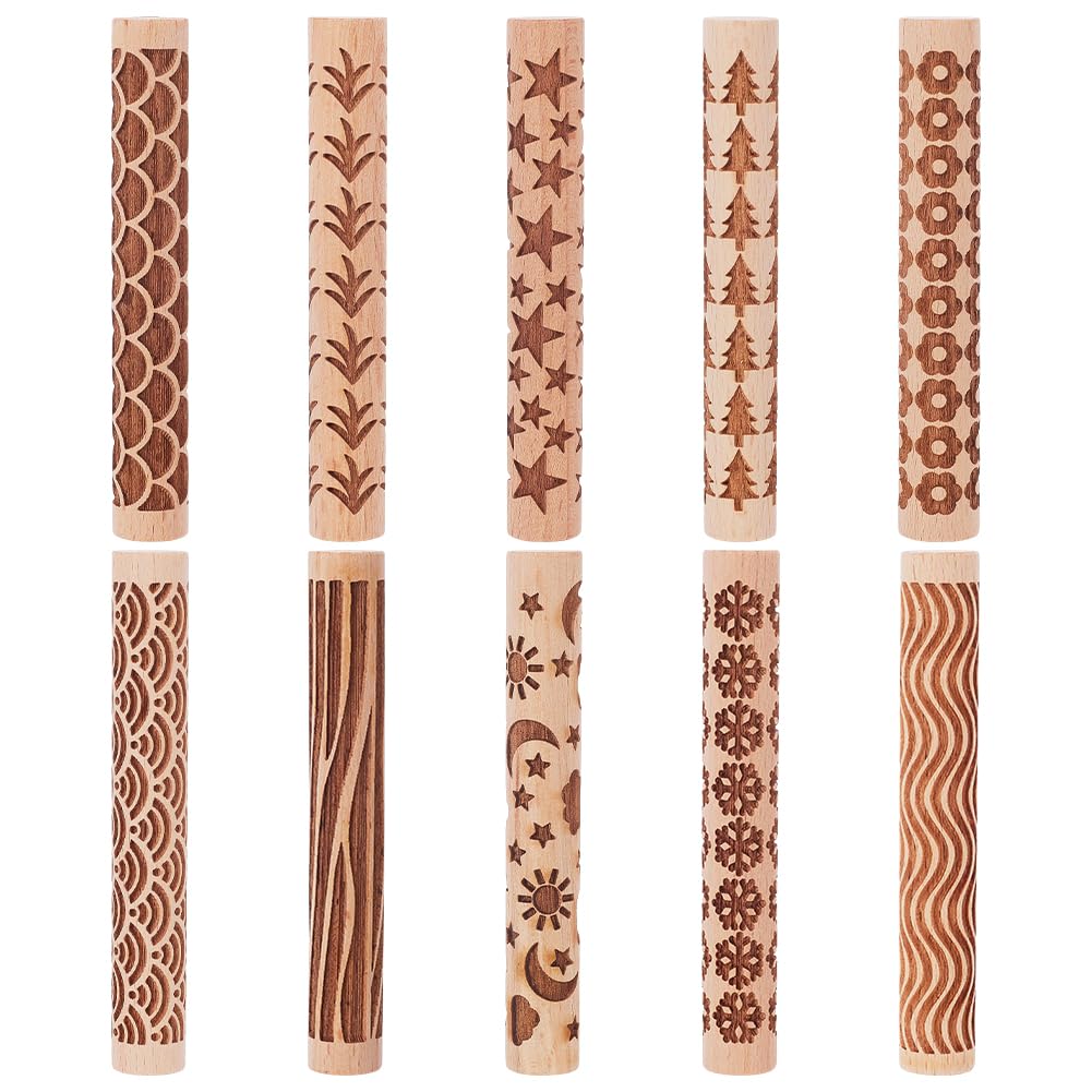 Hand Houdt Een Houten Rollen Vast Stock Afbeelding - Image of europees