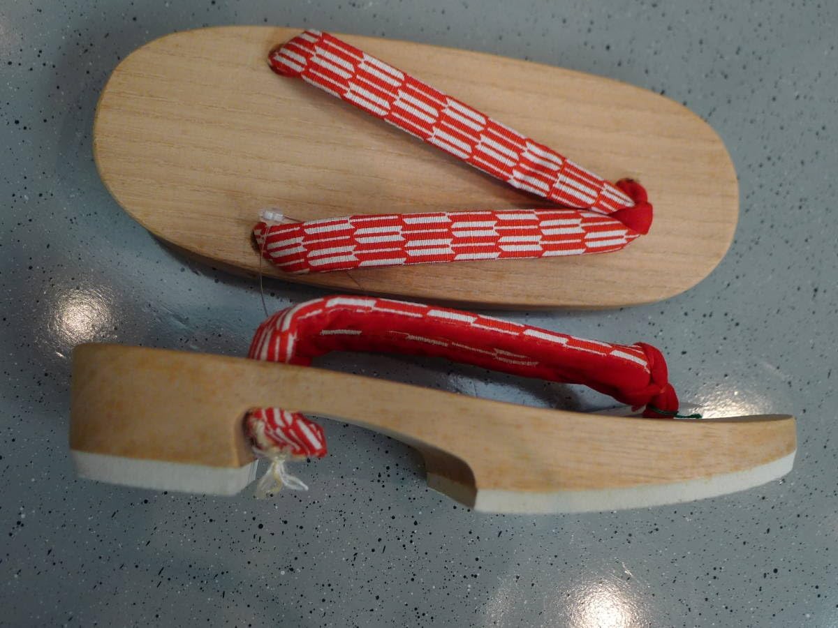 子供用下駄 女児用げた 18㎝ 白木桐ゲタ矢羽根柄鼻緒ゆかた甚平用