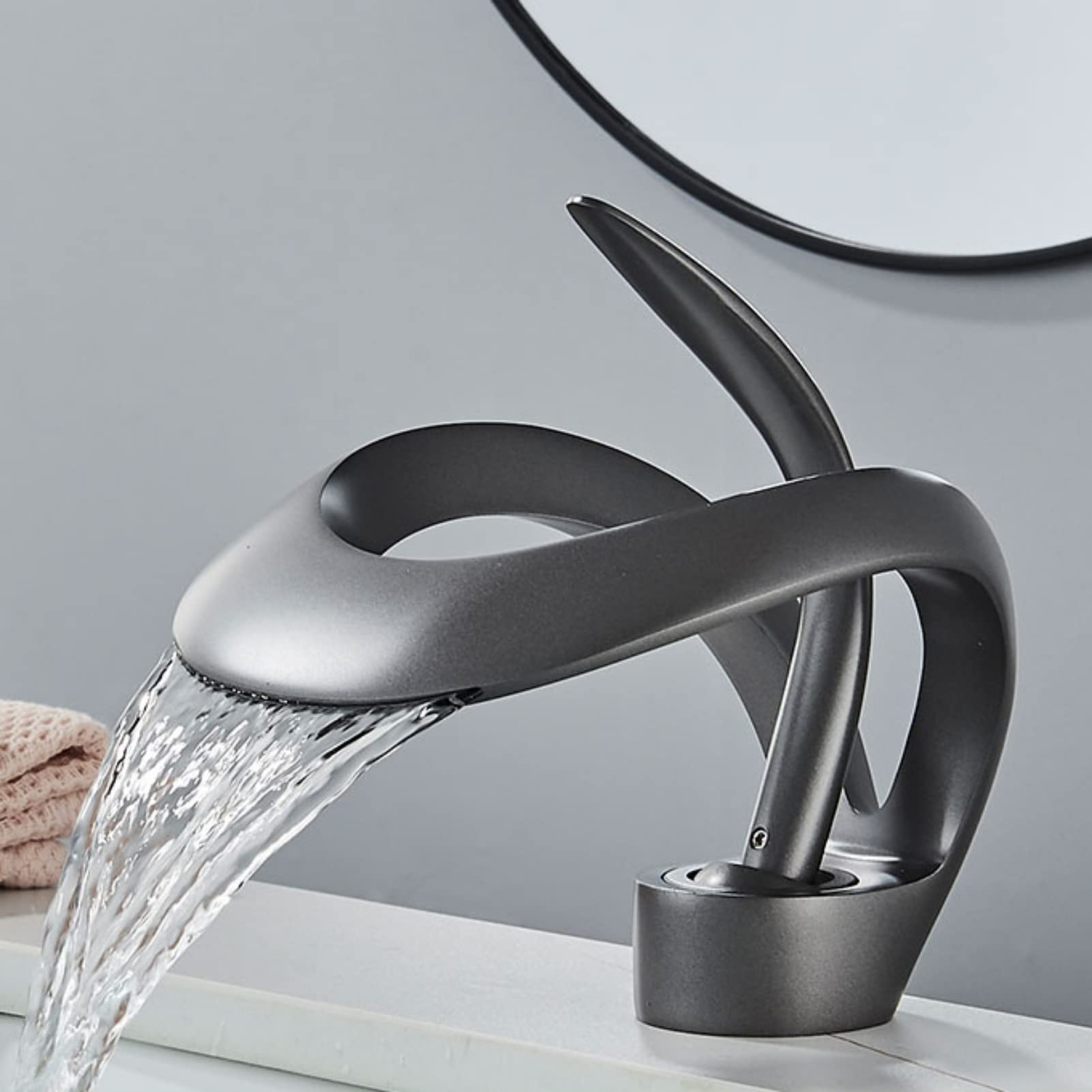 Robinet mitigeur de lavabo au design creux élégant pour une salle de bain moderne