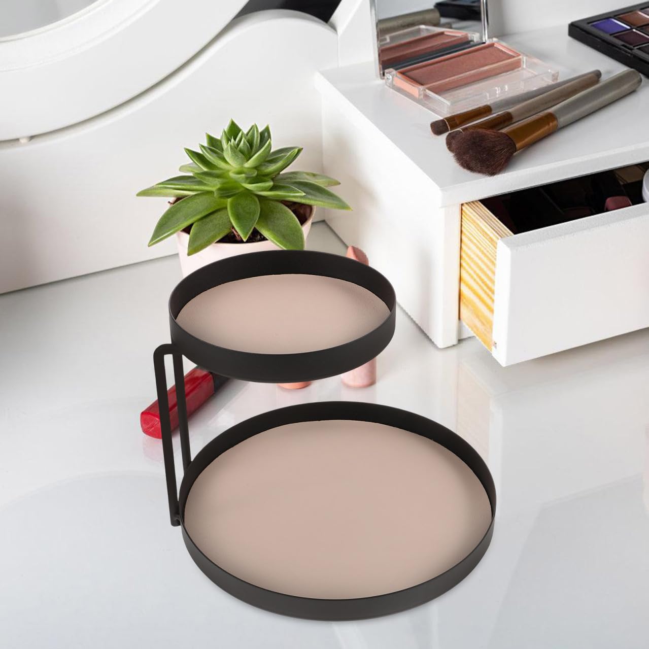 DOITOOL Bandeja Organizadora de Doble Capa para Tocador, Almacenamiento Multifunción en Hierro y Cuero Beige, Bandeja Redonda Compacta para Cosméticos y Artículos de Hogar