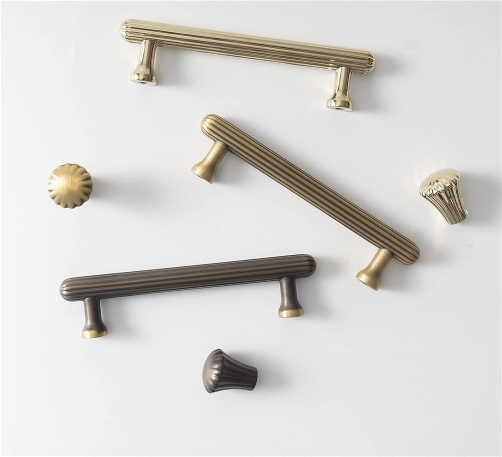 Poignées de placard solides en bronze pour remplacer un bouton de meuble usé