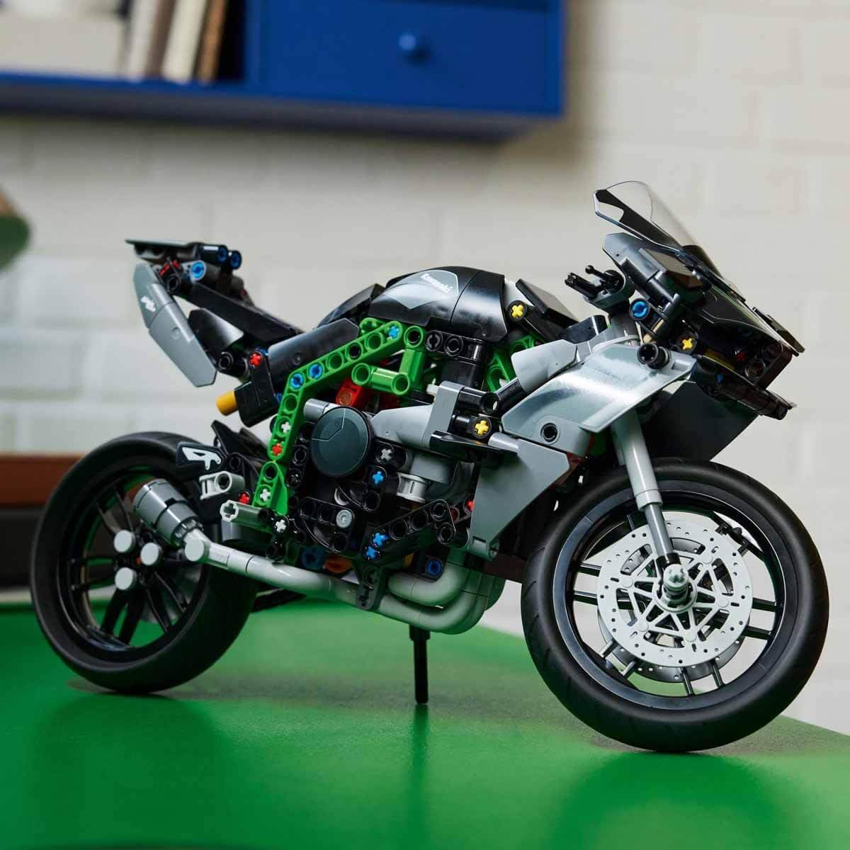 LEGO TECHNIC Kawasaki Ninja H2R Motorcycle Set 42170