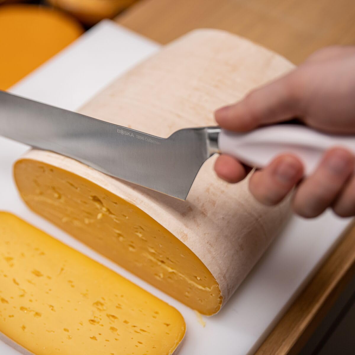 BOSKA Couteau à Fromage Professionnel – Pour fromages à croûte fleurie – Lame 210 mm – Manche Blanc – Code couleur HACCP – Collection 1896