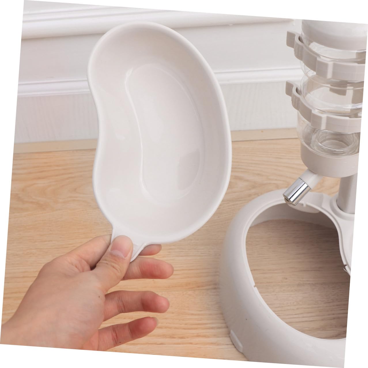 Abbeveratoio Sospeso Automatico in Plastica Bianca Design Rotante | Abbeveratoio Automatico per Cane, Design Rotante di Sollevamento, Scanalatura Antioverflow