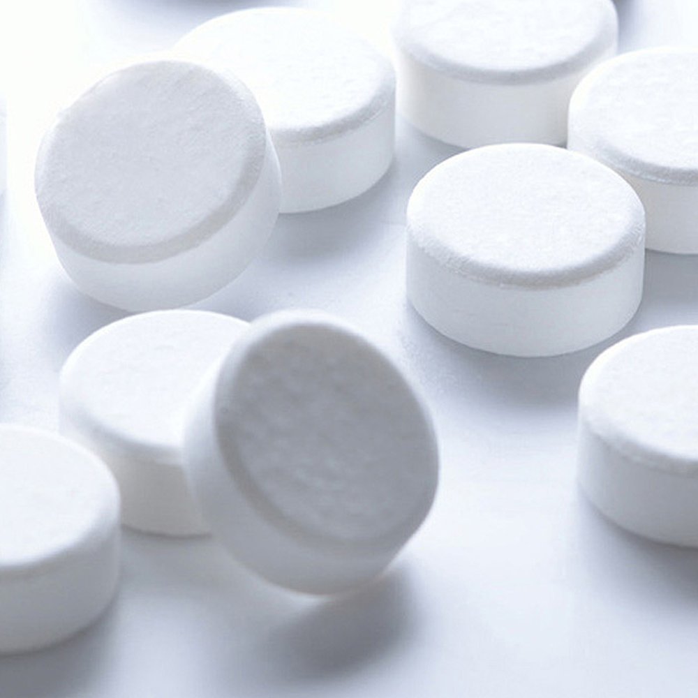 Aqmos CM-60 Wasserenthärtungsanlage im Set mit Montageblock und 100kg Regeneriersalztabletten | Wasserenthärter für Haushalte bis zu 5 Personen | Entkalkungsanlage, Antikalkanlage für weiches Wasser