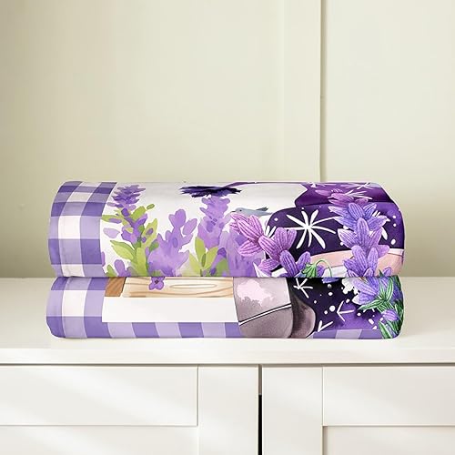 Miniatura 4 de Manta de franela con diseño de gnomo, margaritas y lavanda, con plantas rústicas, ligera, acogedora, manta de felpa a cuadros morados y blancos para